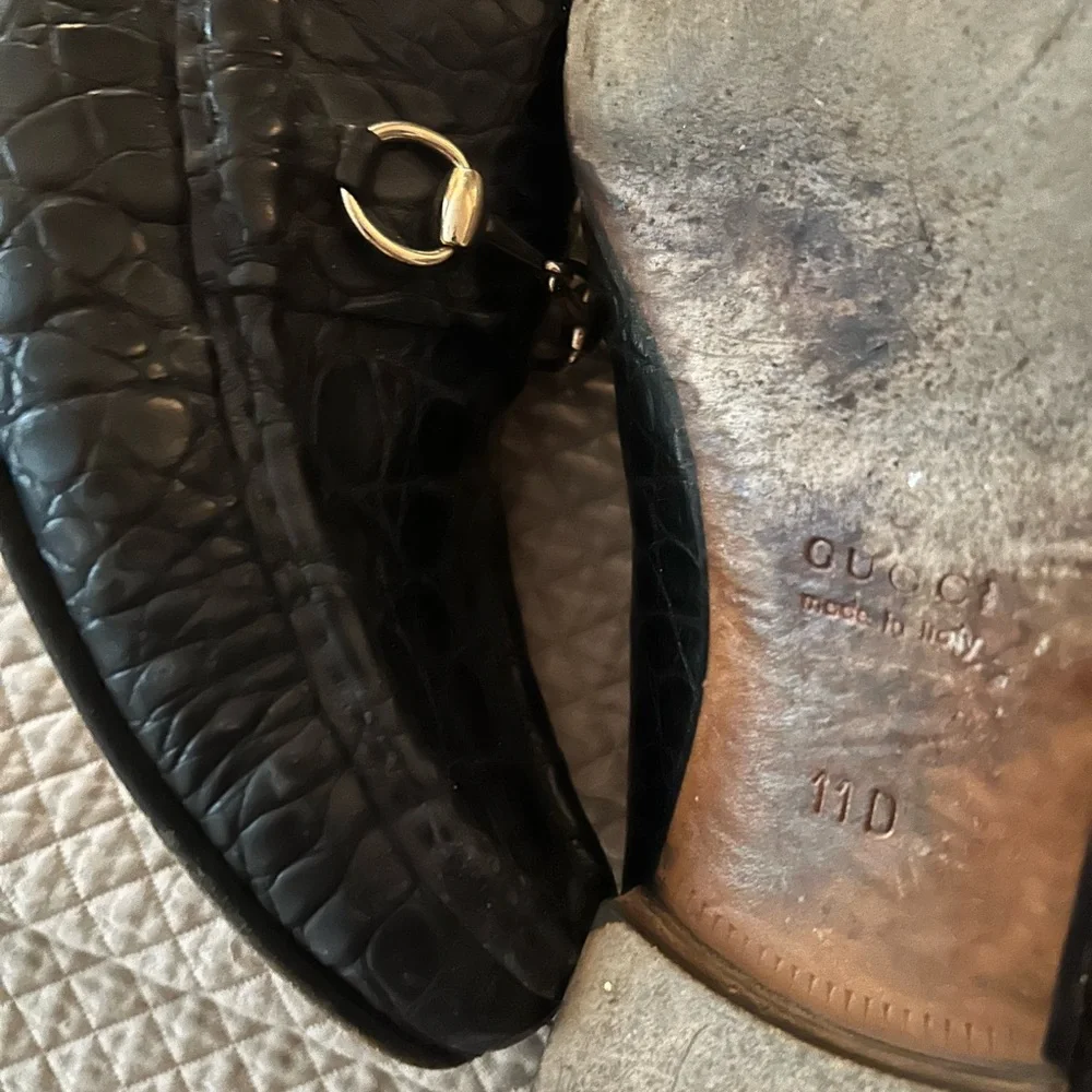 Gucci Black Textured Loafers with Gold Accent - Picture 4 of 4